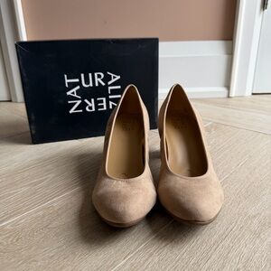 Naturalizer Naomi Havane Oat Suede Block Heel Pumps Size 9 Minimalist Luxe